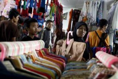 Una mujer compra ropa en el mercado textil de Tanah Abang en Yakarta, Indonesia. EFE/Archivo