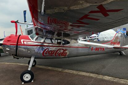 Los aviones son de todo tipo, desde lo más moderno y gigantes, hasta reliquias clásicas. En la foto, una avioneta Cessna 195 Coca Cola.