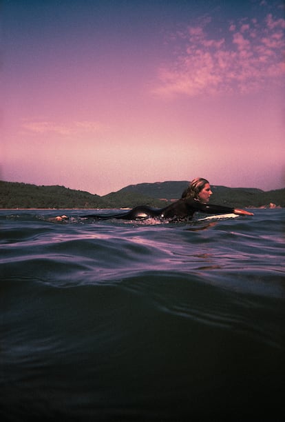 A surfista na água.