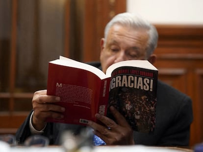 El presidente de México, Andrés Manuel López Obrador, lee su libro llamado '¡Gracias!', en su oficina del Palacio Nacional.