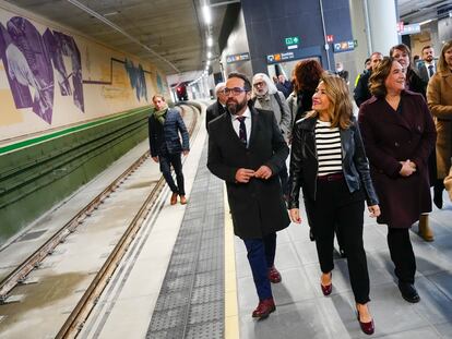 La ministra de Transportes, Raquel Sanchez (en el centro), acompañada en la estación de Sant Andreu por el consejero de Territorio, Juli Fernàndez y la alcaldesa de Barcelona, Ada Colau.