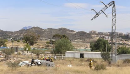 Los restos de la avioneta que se ha estrellado en Mutxamel tras chocar con una torre eléctrica.