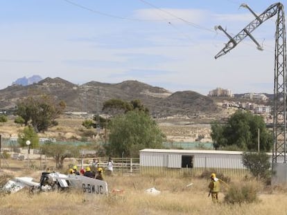 Los restos de la avioneta que se ha estrellado en Mutxamel tras chocar con una torre el&eacute;ctrica.