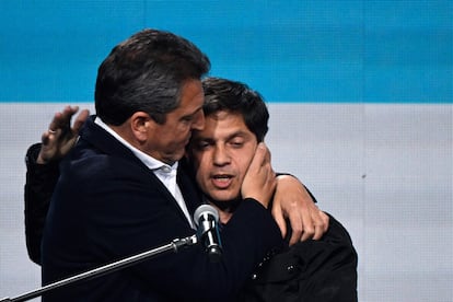 El candidato del peronismo, Sergio Massa (izquierda) se abraza con el gobernador de la provincia de Buenos Aires, Axel Kicillof, en el comando electoral del oficialismo, el 13 de agosto de 2023. 