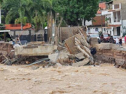 El desbordamiento del río Cuale causó inundaciones y derrumbes en Puerto Vallarta, Jalisco, este domingo.