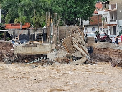 El desbordamiento del río Cuale causó inundaciones y derrumbes en Puerto Vallarta, Jalisco, este domingo.