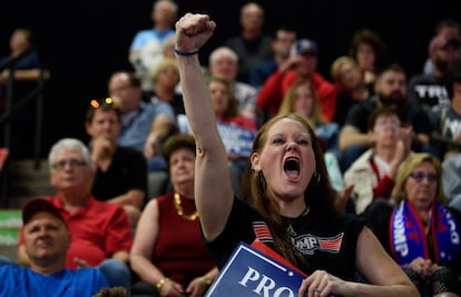 Simpatizante de Donald Trump en un acto de campaña en Wheeling, West Virginia, el pasado 29 de septiembre. Parece la única que se lo está pasando realmente bien...