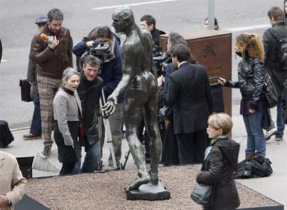 Una de las seis esculturas de <i>Los burgueses de Calais,</i> de Auguste Rodin, que se expone en la plaza del Caixaforum.