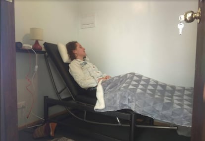 Una alumna durante una siesta en el proyecto piloto de la Universidad Católica de Chile.