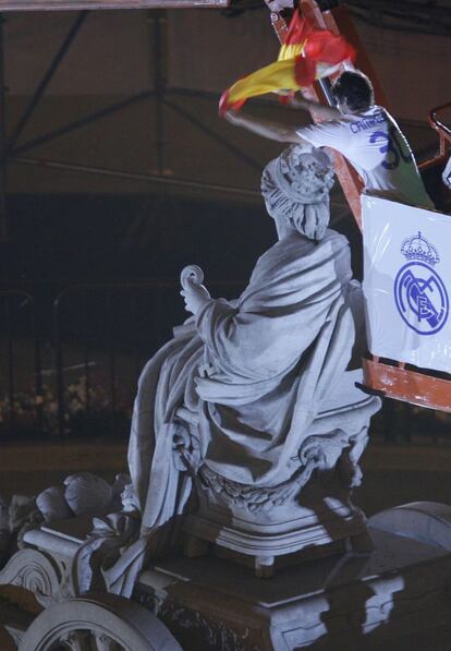 Raúl coloca la bandera española con el escudo del Real Madrid a la diosa Cibeles para celebrar con miles de aficionados la consecución del título de Liga de 2007, tras ganar, en la última jornada, al Mallorca por 3-1 en el estadio Santiago Bernabéu.