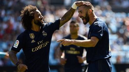 Marcelo felicita a Benzema por su gol.