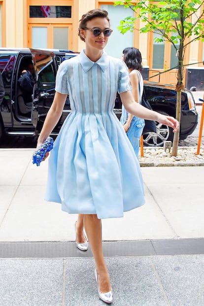 En la conferencia de prensa que concedió en con motivo de su estreno más musical, se marco este estilismo naïf, muy en su línea. Es un total look de Prada.