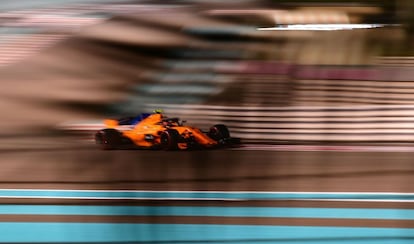 Fotografía tomada a través de las ramas de palmeras, muestra al piloto español de McLaren, Fernando Alonso, compitiendo durante el Gran Premio de Fórmula 1 de Abu Dabi.