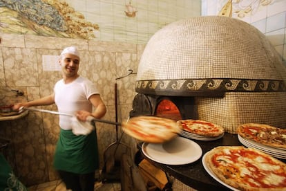 Cuando en toda Italia se dice que “si mangia bene a Napoli” (se come bien en Nápoles) es por algo. En sus calles se encuentran algunos de los productos y sabores más icónicos del país: café, pizza, tomate, 'sfogliatelle' (pastas dulces con ricota), 'babà' (dulces esponjosos con ron) y una amplia selección de marisco elaborado de mil formas diferentes. Entre los restaurantes napolitanos, el Palazzo Petrucci invita a realizar un viaje gastro a través de sus creaciones de nueva cocina y ambiente refinado. Para saborear el mejor pescado fresco hay que acudir a Da Bruno, en el barrio de Santa Lucía, mientras que la cocina con sutiles toques modernos del Ristorantino dell’Avvocato se ha ganado el respeto de los gastrónomos napolitanos. Para enamorados de Sofía Loren, la Pizzeria Starita, con más de 60 variedades; de su cocina salieron las 'pizze fritte' que la mítica actriz vendía en 'El oro de Nápoles'. Y en la cercana Costa Amalfitana, Donna Rosa es toda una institución de fama justificada. Humilde 'trattoria' en sus orígenes, es uno de los restaurantes más reputados del litoral, en la ladera de Montepertuso, sobre Positano.