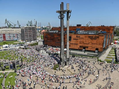 Cientos de personas acuden a la firma de la Declaración de Libertad y Solidaridad frente al Monumento a los trabajadores del astillero caídos en 1970, el martes en Gdansk.