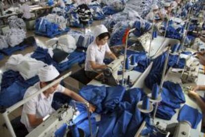 Varias costureras trabajan en una fábrica de ropa en Huaibei (China). EFE/Archivo