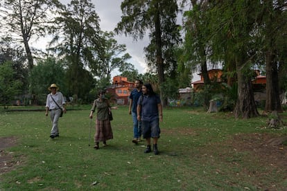 Diego López (d), Andrés Castillo (i) Elvia Solares y Daniel Vázquez, en el semillero de Zacapan, esta semana.