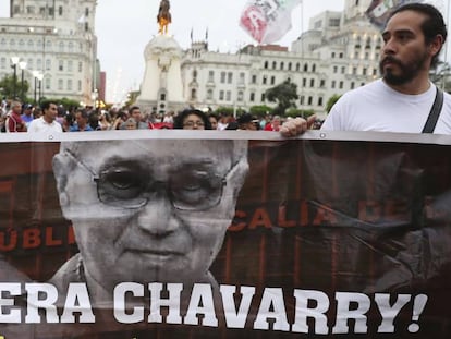 Manifestantes piden la dimisión del fiscal general de Perú, el 1 de enero en Lima. 