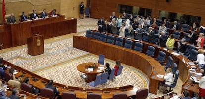 Los diputados de PSOE e IU en pie, en memoria de Santiago Carrillo.