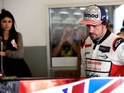 Fernando Alonso, en el taller de Daytona despu&eacute;s de uno de los fallos en su coche.