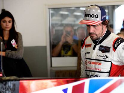 Fernando Alonso, en el taller de Daytona después de uno de los fallos en su coche.