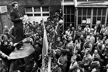Lech Walesa, líder del sindicato polaco Solidaridad, se dirige a los trabajadores en huelga de los astilleros de Gdansk el 8 de agosto de 1980.
