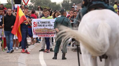 Vecinos y aficionados de Tordesillas defienden la celebración de la fiesta.