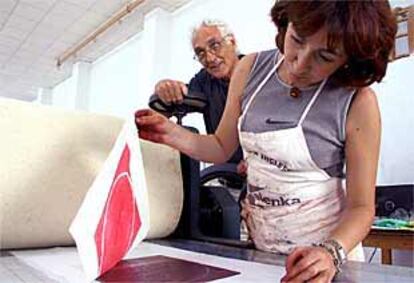 El pintor Hernández Pijuan, durante una clase a una alumna de Alcalá la Real.