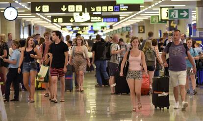 Decenas de pasajeros en la terminal del aeropuerto de Palma de Mallorca.