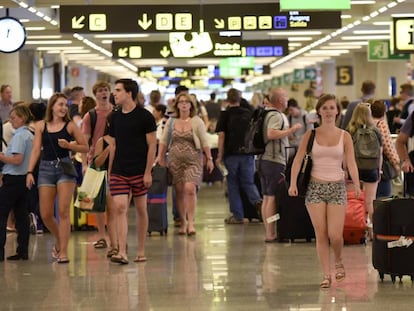 Decenas de pasajeros en la terminal del aeropuerto de Palma de Mallorca.