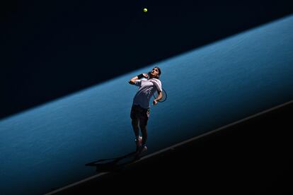 Tsitsipas sirve durante la semifinal contra Khachanov.