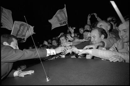 Adolfo Suárez saluda a la salida de un mitin en Alcalá de Henares del partido que fundó, el CDS, en 1982.