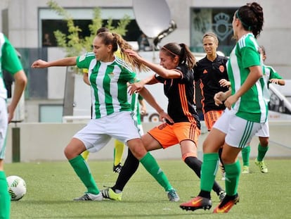 Irene se marcha de una jugadora del Valencia. 