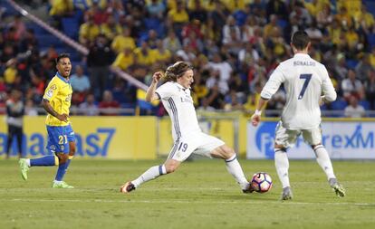 El centrocampista croata Luka Modric y el delantero portugués Cristiano Ronaldo (d), del Real Madrid, junto al centrocampista de la UD Las Palmas Jonathan Vieiria (i).