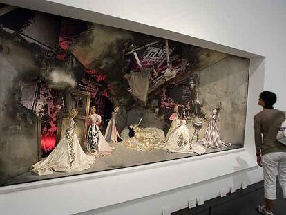 La obra <i>Théâtre de la Mode</i> (1946), de Jean Cocteau, expuesta en el Macba.
