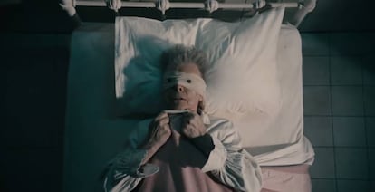 Fotograma del vídeo 'Lazarus', de David Bowie.