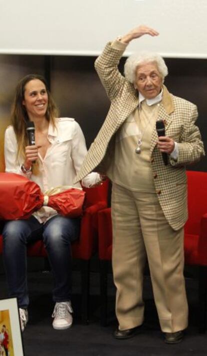 Encarna Sánchez y Amaya Valdemoro durante el coloquio.