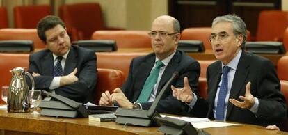 Ram&oacute;n Ja&uacute;regui (derecha), ante los diputados del partido Alejandro Alonso Nu&ntilde;ez y Emiliano Garc&iacute;a Page, ese mi&eacute;rcoles en el Congreso.