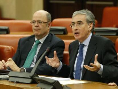 Ram&oacute;n Ja&uacute;regui (derecha), ante los diputados del partido Alejandro Alonso Nu&ntilde;ez y Emiliano Garc&iacute;a Page, ese mi&eacute;rcoles en el Congreso.