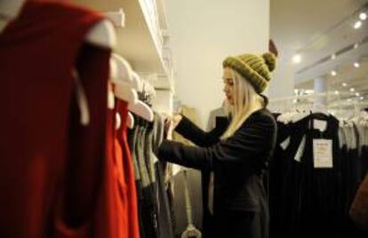Una clienta observa la ropa de una tienda. EFE/Archivo
