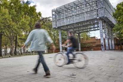 Pérgola en los jardines del Salón, del equipo de arquitectos Espegel-Fisac.