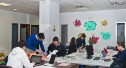 Empleados de Floqq en su sede de Madrid, en Torrejón de Ardoz.