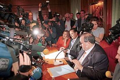 Jesús Gil firma su dimisión como alcalde de Marbella.