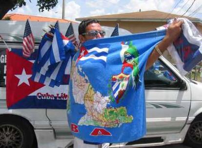 Un exiliado cubano en una manifestación en Miami al conocerse la enfermedad de Castro el pasado agosto.