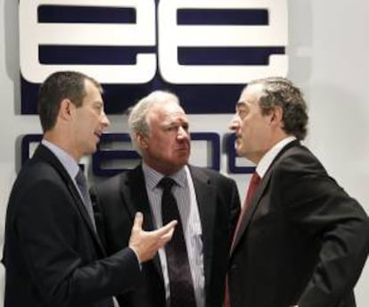 El presidente de la Confederación Española de Organizaciones Empresariales (CEOE), Juan Rosell (d), el presidente de la Confederación Nacional de la Construcción (CNC), Juan Lazcano (c), y el presidente de Construmat, José Miarnau (i), conversan durante el acto de presentación del "Plan de Acción Construmat para impulsar la economía desde la industria de la construcción".