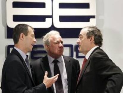 El presidente de la Confederación Española de Organizaciones Empresariales (CEOE), Juan Rosell (d), el presidente de la Confederación Nacional de la Construcción (CNC), Juan Lazcano (c), y el presidente de Construmat, José Miarnau (i), conversan durante el acto de presentación del "Plan de Acción Construmat para impulsar la economía desde la industria de la construcción".