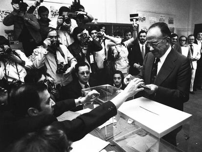 Santiago Carrillo vota en las primeras elecciones legislativas democráticas.