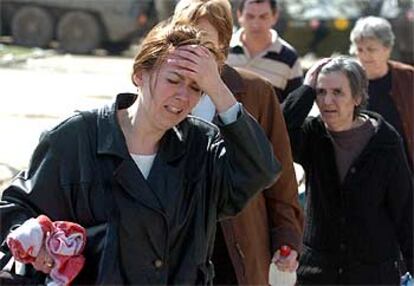 Una mujer serbia llora tras ser evacuada de su casa en una zona de mayoría albanokosovar en Mitrovica.