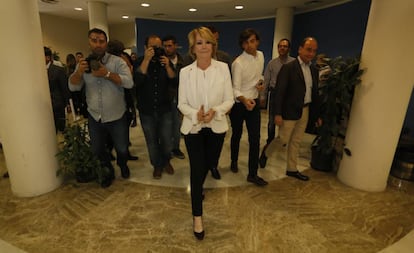 Esperanza Aguirre en la comparecencia para anunciar su dimisión como portavoz del PP en el Ayuntamiento de Madrid en abril de 2017.