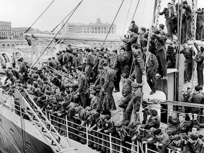 Soldados embarcan hacia Francia desde el puerto de Argel, en 1962, tras la firma del alto el fuego.